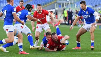 Ken Owens inscrit son deuxième essai contre l'Italie. (TIZIANA FABI / AFP)