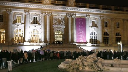 File d'attente nocturne aux abords du Grand Palais, à Paris, pour le marathon Hopper... (2/2/2013)
 (François Guillot / AFP)