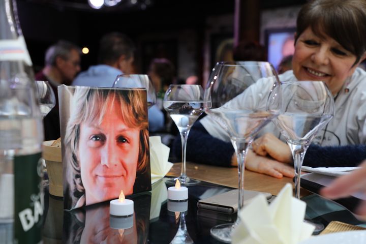 Même à table, Claude est avec Françoise et ses amies.&nbsp; (SIMON GOURMELLET / FRANCEINFO)