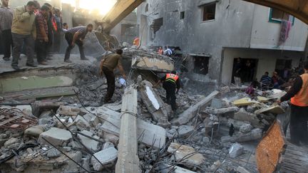 Au moins sept personnes d'une m&ecirc;me famille sont mortes dans un raid isra&eacute;lien qui a touch&eacute; une maison &agrave; Gaza, dimanche 18 novembre. (MAHMUD HAMS / AFP)