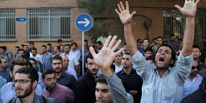 Des Iraniens manifestant devant l'ambassade d'Arabie Saoudite à Téhéran, le 27 septembre 2015, trois jours après la bousculade meurtrière de pèlerins à la Mecque qui a fait 769 morts. (AFP Photo/Atta Kenare)