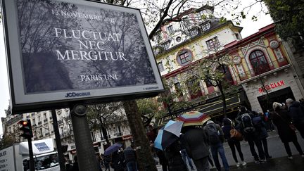 Des personnes rassemblées devant le Bataclan, le 16 novembre 2016, un an après les attentats de Paris.&nbsp; (ALEXANDROS MICHAILIDIS / AFP)