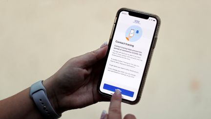 Lancée le 24 septembre 2020, l'application NHS Covid-19 a déjà été téléchargée plus de douze millions de fois quatre jours plus tard.&nbsp; (CARL RECINE / REUTERS)