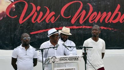 A'Salfo, le leader du groupe ivoirien Magic System rend hommage à Papa Wemba pour l'ouverture du Festival des musiques urbaines d'Abidjan (24/04/2017) 
 (SIA KAMBOU / AFP)