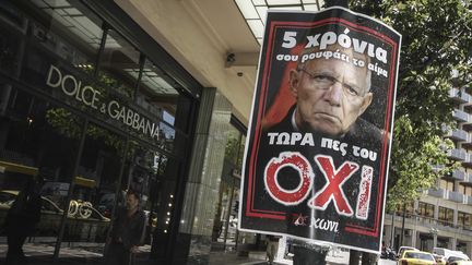 Une affiche dans les rues d'Ath&egrave;nes (Gr&egrave;ce), sur laquelle appara&icirc;t le ministre des Finances allemand, Wolfgang Sch&auml;uble, le 2 juillet 2015. (SOCRATES BALTAGIANNIS / DPA / AFP)