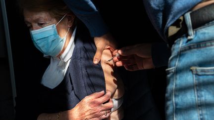 Une femme reçoit un dose de vaccin contre le coronavirus, le 24 mars 2022 à Champigny-sur-Marne (Val-de-Marne). (ALINE MORCILLO / HANS LUCAS / AFP)