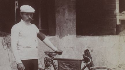 Le cycliste français Maurice Garin au départ de la première étape du Tour de France, à Montgeron (Essonne), le 1er juillet 1903. (COLLECTION JULES BEAU - PHOTOGRAPHIE SPORTIVE / GALLICA)