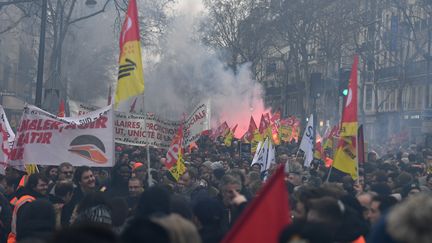 Un cortège de manifestants dans les rues de Paris, le 22 mars 2018. (ALAIN JOCARD / AFP)