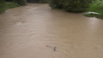 En Seine-et-Marne, avec la tempête Kirk qui devrait déferler dans la nuit de mercredi à jeudi 10 octobre, les habitants se préparent à faire face aux crues annoncées. (France 2)