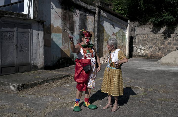 Membres de Loucura Suburbana,&nbsp;&nbsp;lors des répétitions pour le carnaval de rue "Loucura Suburbana" (folie de banlieue) à l'hôpital psychiatrique municipal Nise da Silveira, à Rio de Janeiro, Brésil, le 14 janvier 2020. (MAURO PIMENTEL / AFP)