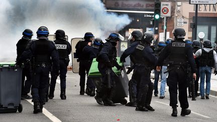 Des policiers devant un lycée bloqué à Toulouse (Haute-Garonne), le 4 décembre 2018.&nbsp; (MAXPPP)