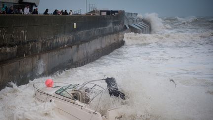 D&egrave;s dimanche 27 octobre en fin d'apr&egrave;s-midi, des vents d&eacute;passant les 130 kilom&egrave;tres heures se sont abattus sur la bretagne, le Nord de la France et le sud de l'Angleterre, provoquant des vagues impressionantes, comme ici &agrave; Brighton, dans le Sussex. (LEON NEAL / AFP)