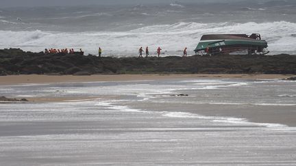 Le bateau de la SNSM échoué sur la plage des Sables-d'Olonne (Vendée), le 7 juin 2019. (SEBASTIEN SALOM-GOMIS / AFP)