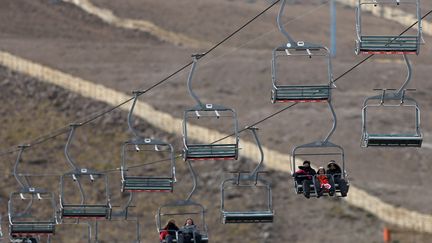 Dans cette station de ski pr&egrave;s de Santiago du Chili, il a fallu installer des canons &agrave; neige artificielle pour compenser les faibles pr&eacute;cipitations, le 1er juillet 2015.&nbsp; (UESLEI MARCELINO / REUTERS)