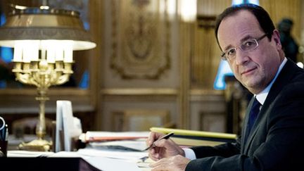 Le président François Hollande dans son bureau de l'Elysée
 (BERTRAND LANGLOIS / AFP)