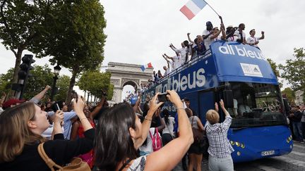 Tout au long de la plus belle avenue du monde, les milliers de personnes n'ont que trois mots &agrave; la bouche :&nbsp;"Merci les Bleus !" (KENZO TRIBOUILLARD / AFP)