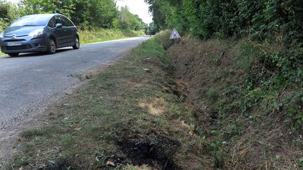 Le foss&eacute; dans lequel a &eacute;t&eacute; retrouv&eacute; le v&eacute;hicule qui transportait 14 mineurs, le 2 ao&ucirc;t 2015, &agrave; Rohan (Morbihan). Quatre jeunes sont morts dans l'accident. (FRED TANNEAU / AFP)