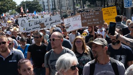 Des opposants au pass sanitaire manifestent à Nantes, le 28 août 2021. (ESTELLE RUIZ / HANS LUCAS / AFP)