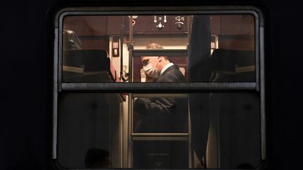 Le Premier ministre, Jean Castex, à bord du train de nuit Paris-Nice, en gare d'Austerlitz, le 20 mai 2021. (ANNE-CHRISTINE POUJOULAT / AFP)