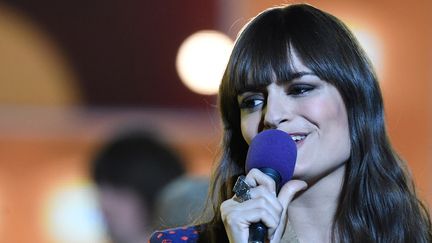 La chanteuse Clara Luciani sur la scène des Victoires de la Musique, à Boulogne-Billancourt (Hauts-de-Seine) le 14 février 2020 (ALAIN JOCARD / AFP)