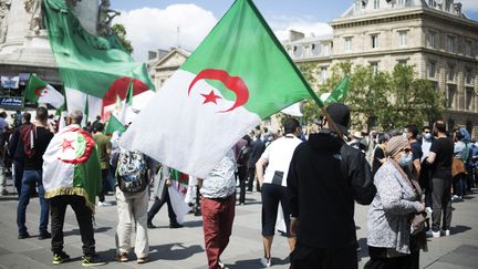 Des personnes soutenant le mouvement prodémocratie du Hirak en Algérie manifestent place de la République à Paris, le 6 juin 2021.&nbsp; (FIORA GARENZI / HANS LUCAS / AFP)