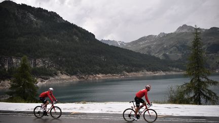 Les bords du lac de Tignes enneigés au mois de juillet 2019. (MARCO BERTORELLO / AFP)