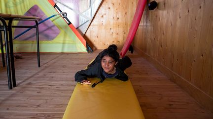 Aujourd’hui, une centaine de garçons et de filles assistent régulièrement aux cours de surf donnés gratuitement. Grâce aux vidéos diffusées, ils essayent de reproduire les mouvements&nbsp;enseignés.&nbsp; &nbsp; &nbsp; (REUTERS / IMANE DJAMIL)