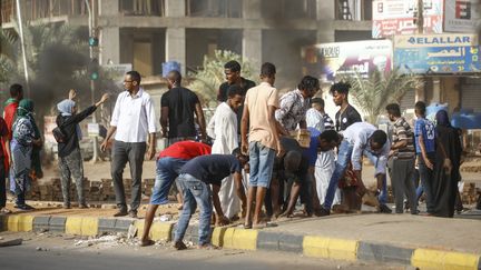 Des manifestants soudanais devant le quartier général de l'armée à Khartoum (Soudan), le 3 juin 2019. (ASHRAF SHAZLY / AFP)