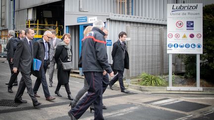 Pierre-André Durand, le préfet&nbsp;de Seine-Maritime, avec une délégation, sur le site de l'usine Lubrizol à Rouen, le 24 octobre 2019. (LOU BENOIST / AFP)