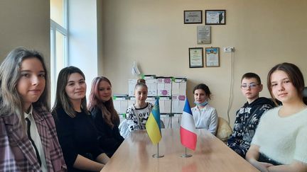 Les élèves de l'école publique francophone de Dnipro,&nbsp;dans l’est de l’Ukraine, venus au sein de l'école exceptionnellement pour l'interview. (ERIC AUDRA / RADIO FRANCE)