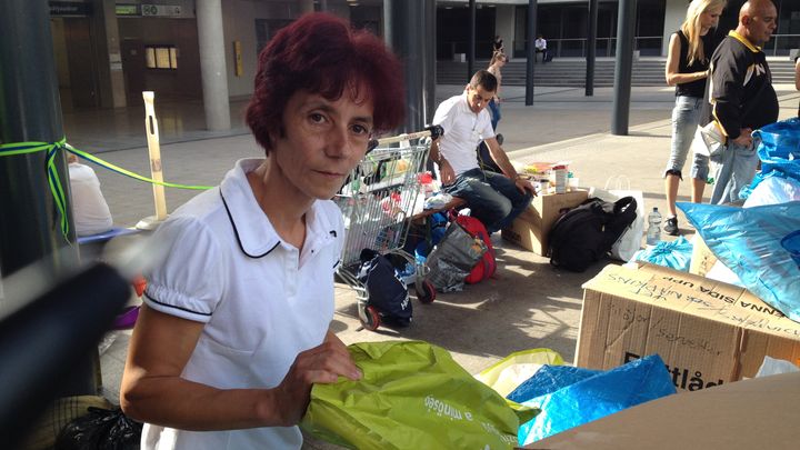 Ana Maria, 45 ans, est b&eacute;n&eacute;vole pour les migrants &agrave; la gare de Keleti &agrave; Budapest en Hongrie. (ELISE LAMBERT/FRANCETV INFO)