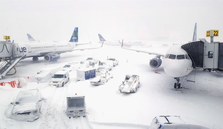 Des avions attendent la fin du blizzard sur le tarmac de l'aéroport John Fitzgerald Kennedy, à New York (Etats-Unis), le 4 janvier 2018. (REBECCA BUTALA HOW / GETTY IMAGES NORTH AMERICA / AFP)