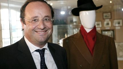 François Hollande posant avec un mannequin avec un chapeau et un manteau de "Tonton", surnom de François Mitterrand (AFP - ROMAIN PERROCHEAU)