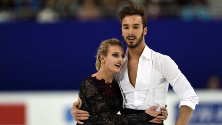 Le couple tricolore de danse sur glace Gabriella Papadakis et Guillaume Cizeron lors des championnats du monde de patinage artistique à Shanghai en mars 2015. (JOHANNES EISELE / AFP)