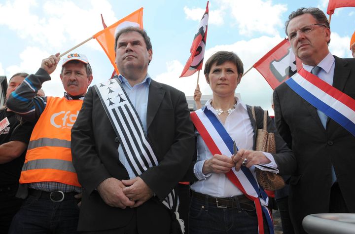 Ceint de son &eacute;charpe bretonne, Christian Troadec participe &agrave; une manifestation &agrave; Ch&acirc;teaulin (Finist&egrave;re) contre la fermeture des usines Doux, le 23 juin 2012. (MAXPPP)