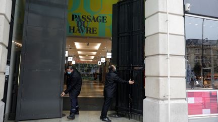 Le Passage du Havre, à Paris, est concerné par la mesure de fermeture des galeries commerciales de plus de 10 000 mètres carrés. (GEOFFROY VAN DER HASSELT / AFP)