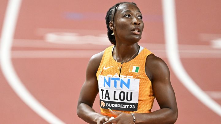 Marie-Josée Ta Lou, lors des championnats du monde d'athlétisme de Budapest, en Hongrie, le 21 août 2023. (ATTILA KISBENEDEK / AFP)