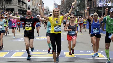 Sur la ligne d'arrivée du marathon de Boston (Massachussetts), le 17 avril 2017. (ELISE AMENDOLA/AP/SIPA)