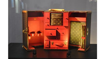 Exposition «Le Parfum habille la Mode». Vanity case Louis Vuitton. Espace urbain
 (Musées de Grasse)