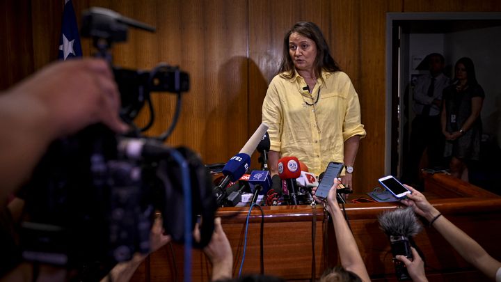 La juge chilienne Paola Plaza Gonzalez durant la conférence de presse du mercredi 15 février, après avoir reçu les conclusions du rapport. (MARTIN BERNETTI / AFP)