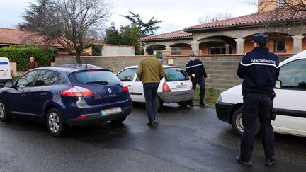 Des gendarmes post&eacute;s le 28 janvier 2014 &agrave; Pinsaguel (Haute-Garonne) devant la maison d'un des adolescents r&eacute;cup&eacute;r&eacute;s en Turquie, apr&egrave;s avoir voulu partir en Syrie pour participer au conflit.&nbsp; (ERIC CABANIS / AFP)