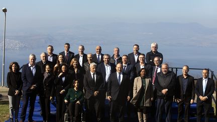 Le gouvernement israélien pose pour une photo dans le kibboutz de Mevo Hama, sur le plateau du Golan occupé, dimanche 26 décembre 2021.&nbsp; (NIR ELIAS / AFP)