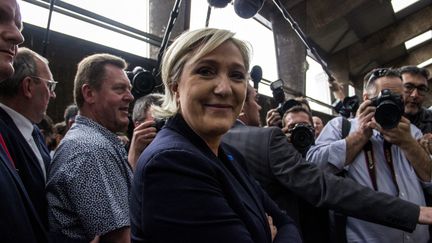 Marine Le Pen, le 30 mars 2017, en visite dans une exploitation porcine à Pordic (Côtes-d'Armor). (MARTIN BERTRAND / HANS LUCAS / AFP)