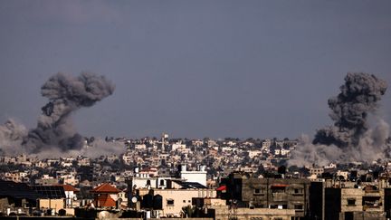 Des combats à Khan Younès, dans la bande de Gaza, le 1er février 2024. (MAHMUD HAMS / AFP)