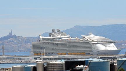 L'Harmony of the Seas en&nbsp;escale dans le grand port de Marseille le 21 juin 2016 (VINCENT LACOUR / MAXPPP)