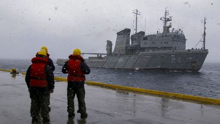 Un navire envoyé pour rechercher le sous-marin argentin disparu, le 26 novembre 2017. (HO / ARGENTINE NAVY / AFP)