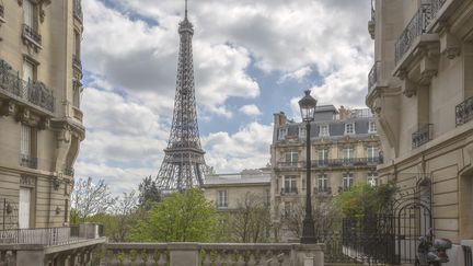 Appartement avec vue sur la Tour Eiffel. Dans la capitale, de nombreux loyers sont hors la loi, mais les appartements ou maisons avec vue déagagée sur des monuments peuvent&nbsp;s'affranchir du plafonnement.&nbsp; (LUCO PLESSE / MOMENT OPEN / GETTY IMAGES)