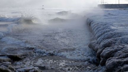 Des blocs de glace sur le lac Michigan &agrave; Chicago (Illinois, Nord des Etats-Unis), le 5 janvier 2015.&nbsp; (KIICHIRO SATO / AP / SIPA)