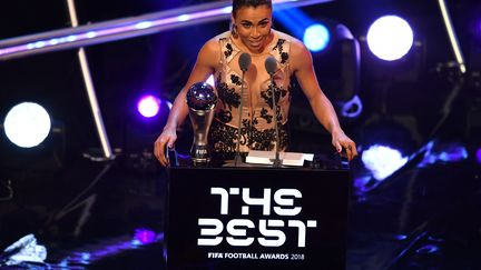 La brésilienne Marta reçoit le trophée de meilleure joueuse de l'année par la Fifa, à Londres le 24 septembre 2018. (BEN STANSALL / AFP)