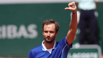 Daniil Medvedev au troisième tour de Roland-Garros sur le court Suzanne-Lenglen, le 28 mai 2022. (THOMAS SAMSON / AFP)